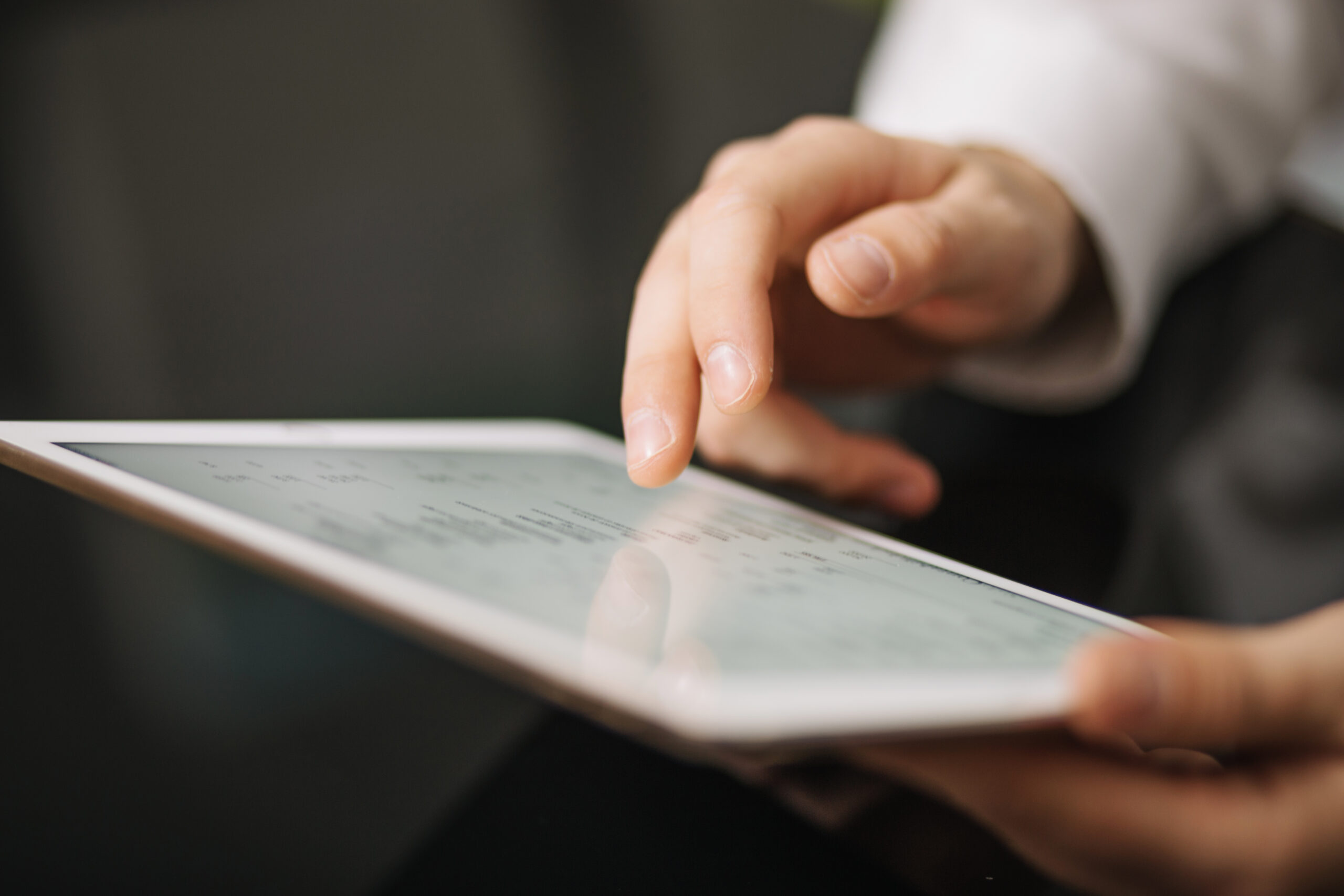 hand-worker-using-tablet